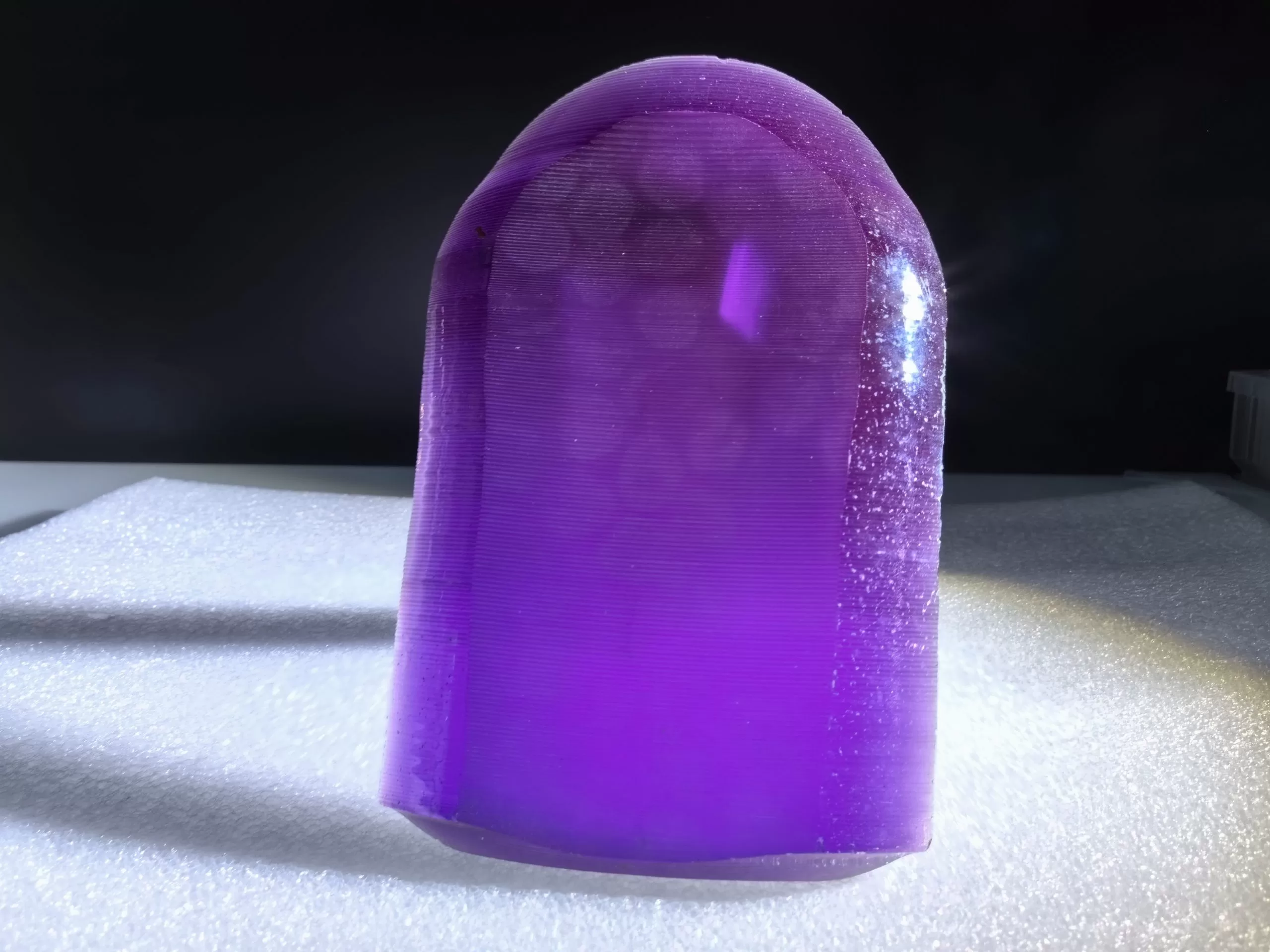 violetti safiiri raaka jalokivi